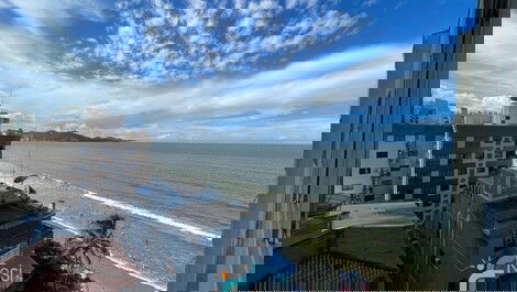 Apartamento 4 dormitórios frente mar Meia Praia SC