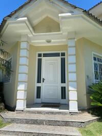SEASONAL RENTAL: JURERÊ, 4 BEDROOMS, 450 METERS FROM THE BEACH