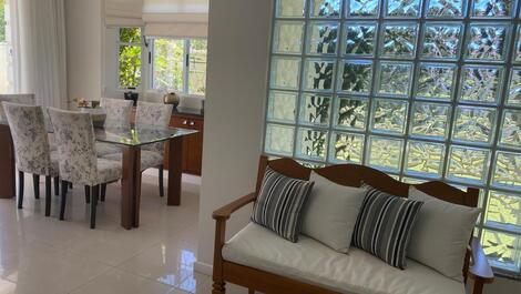 SEASONAL RENTAL: JURERÊ, 4 BEDROOMS, 450 METERS FROM THE BEACH
