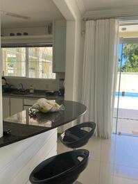 SEASONAL RENTAL: JURERÊ, 4 BEDROOMS, 450 METERS FROM THE BEACH