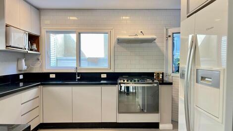 Baleia, 4 suites, pool, gourmet space, 4 spaces. New Year's Eve.