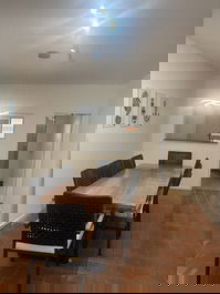 Sala de jantar com 8 cadeiras.
