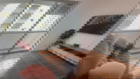 Sala de estar com sacada.