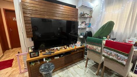 Televisão de 75 polegadas e ar condicionado novo na sala