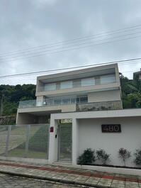 Linda casa nova, com vista para o mar um paraíso, na Praia Brava.