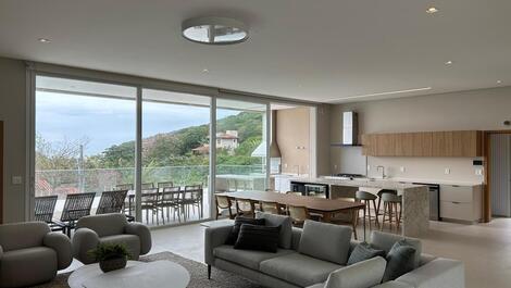 Linda casa nova, com vista para o mar um paraíso, na Praia Brava.
