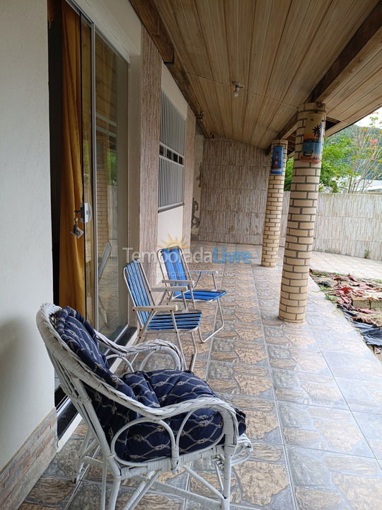 Casa para aluguel de temporada em Bombinhas (Praia de Bombas)