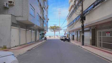 Pies en la arena en Balneário Camboriú, a 50 metros de la playa