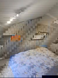 Quarto casal com ar condicionado e tv