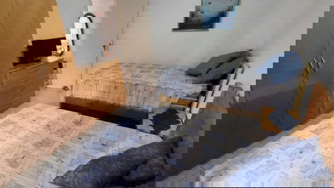 Quarto com ventilador de teto, tela e grades de proteção 