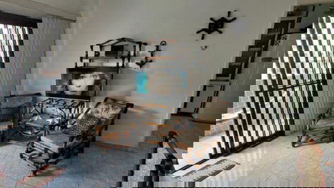 Sala com ventilador de teto, tela e grades de proteção.