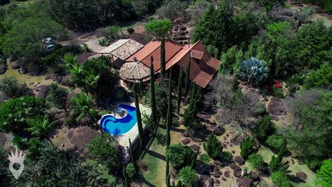Casa europea con chimenea y piscina en Indaiatuba