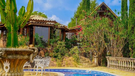 Casa europea con chimenea y piscina en Indaiatuba