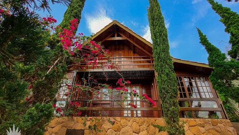 Casa europea con chimenea y piscina en Indaiatuba