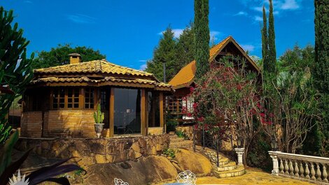 Casa europea con chimenea y piscina en Indaiatuba