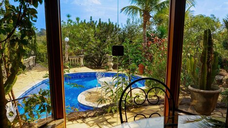 Casa europea con chimenea y piscina en Indaiatuba