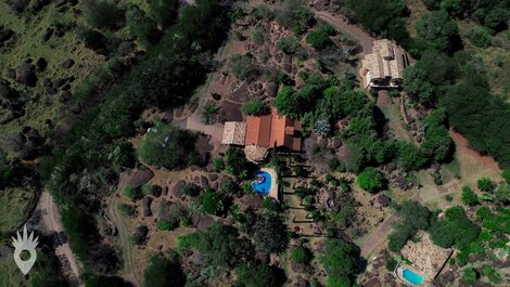 Casa europea con chimenea y piscina en Indaiatuba