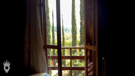 Casa europea con chimenea y piscina en Indaiatuba