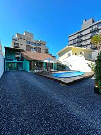 Espaçosa casa no Mariscal com piscina para até 25 pessoas