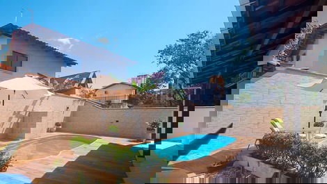 Spacious property with swimming pool on Mariscal beach