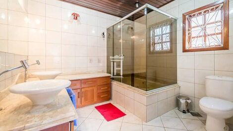 4-bedroom holiday home