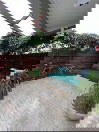 Disponível Reveillon! Em condomínio com 4 suítes e piscina aquecida