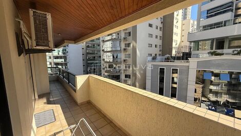 Seasonal rental on the seafront with 3 bedrooms in the center of Balneário Camboriú