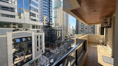 Seasonal rental on the seafront with 3 bedrooms in the center of Balneário Camboriú