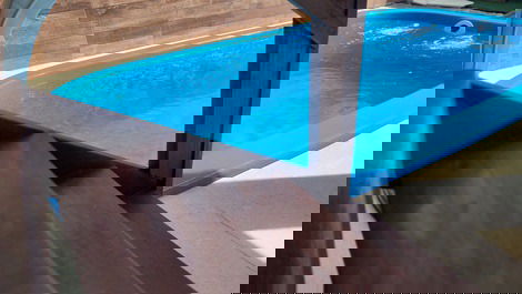 Escada sobre o deck piscina