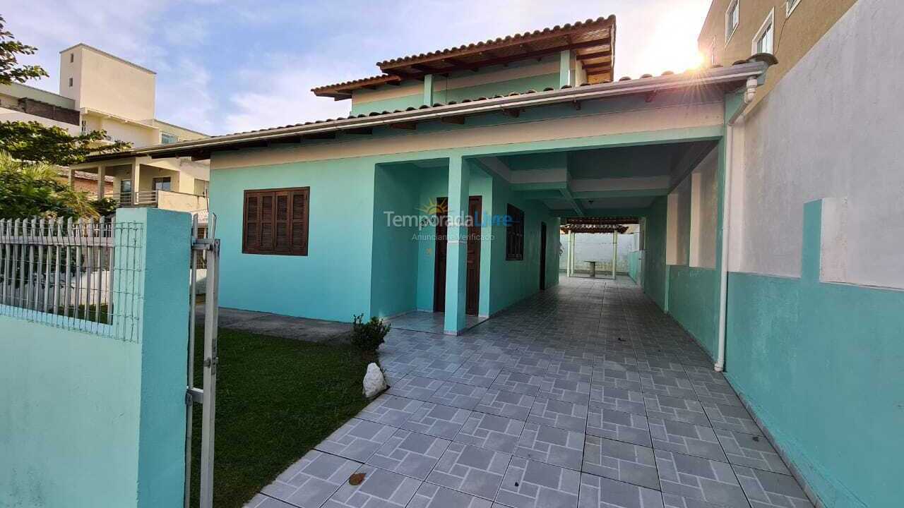 Casa para aluguel de temporada em Bombinhas (Praia de Bombas)