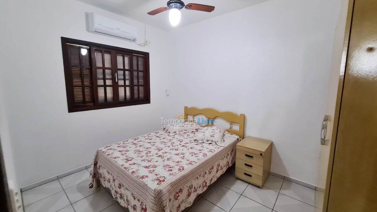 Casa para aluguel de temporada em Bombinhas (Praia de Bombas)
