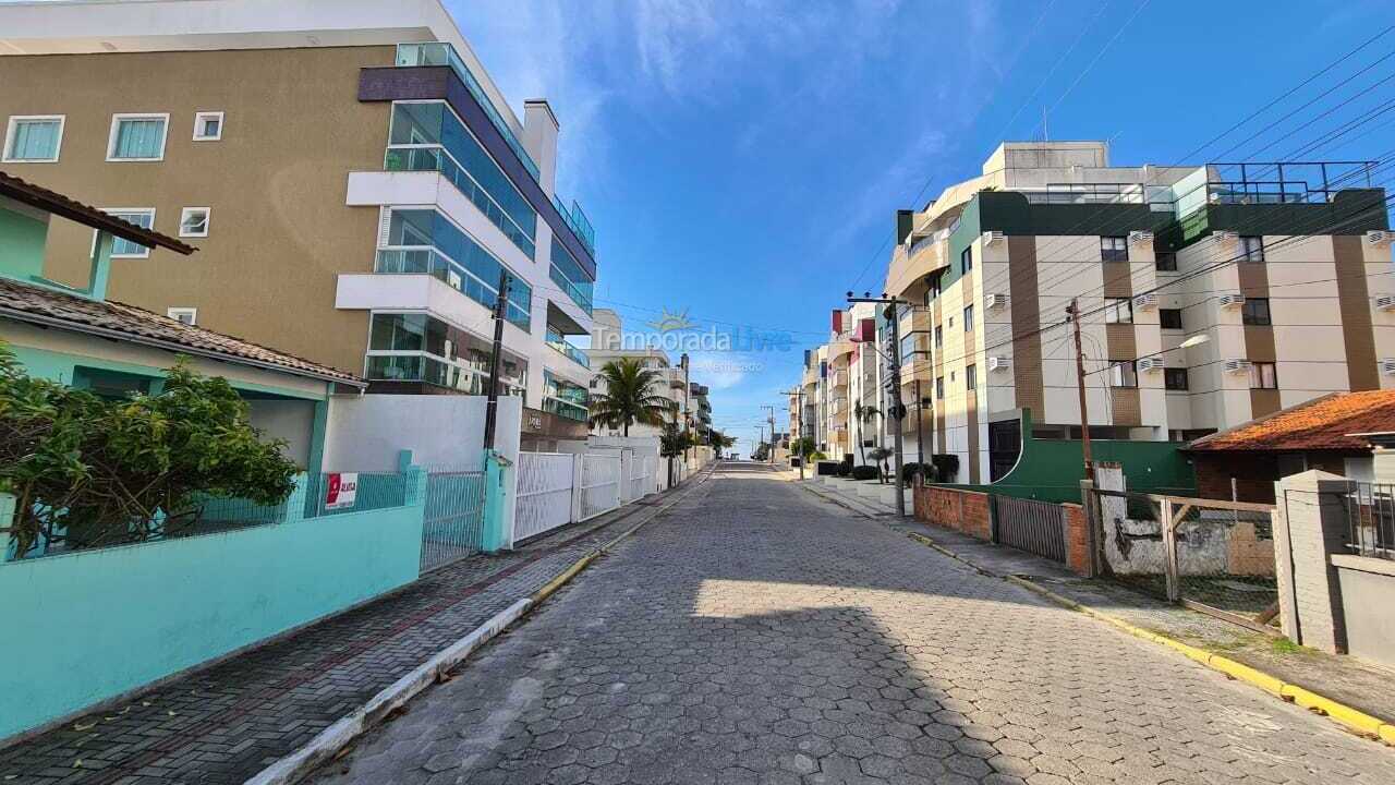 Casa para aluguel de temporada em Bombinhas (Praia de Bombas)