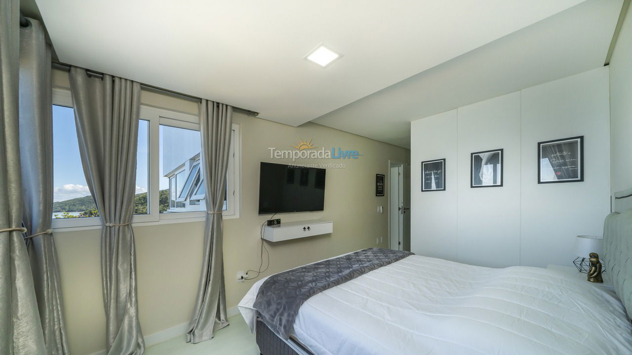 House for vacation rental in Bombinhas (Praia de Zimbros)