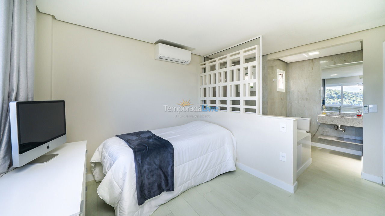 House for vacation rental in Bombinhas (Praia de Zimbros)