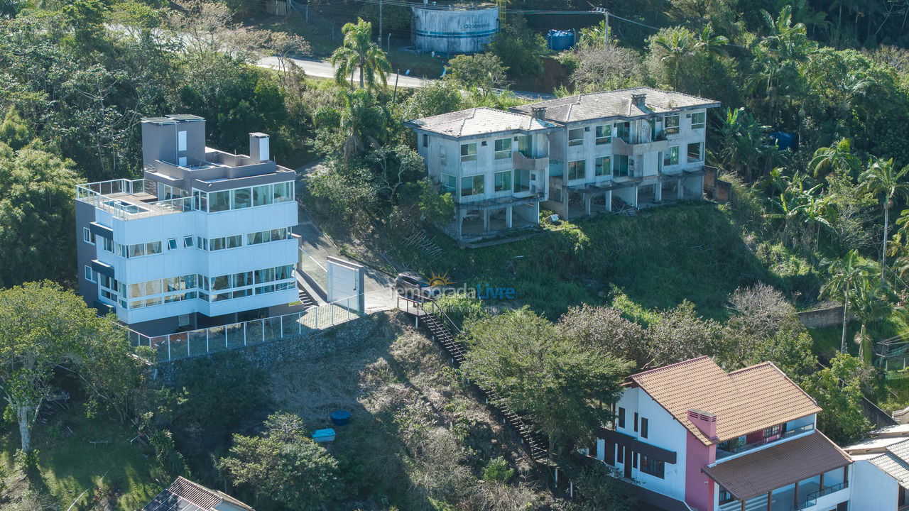 House for vacation rental in Bombinhas (Praia de Zimbros)