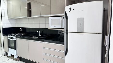 Apto na avenida principal de Bombas com vista mar para 7 pessoas