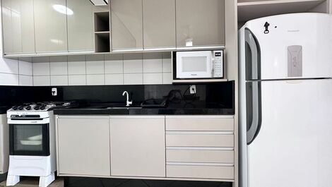 Apto na avenida principal de Bombas com vista mar para 7 pessoas