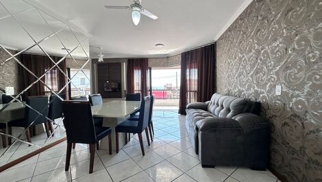 Apto na avenida principal de Bombas com vista mar para 7 pessoas