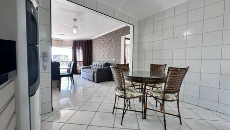 Apto na avenida principal de Bombas com vista mar para 7 pessoas