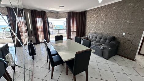 Apto na avenida principal de Bombas com vista mar para 7 pessoas