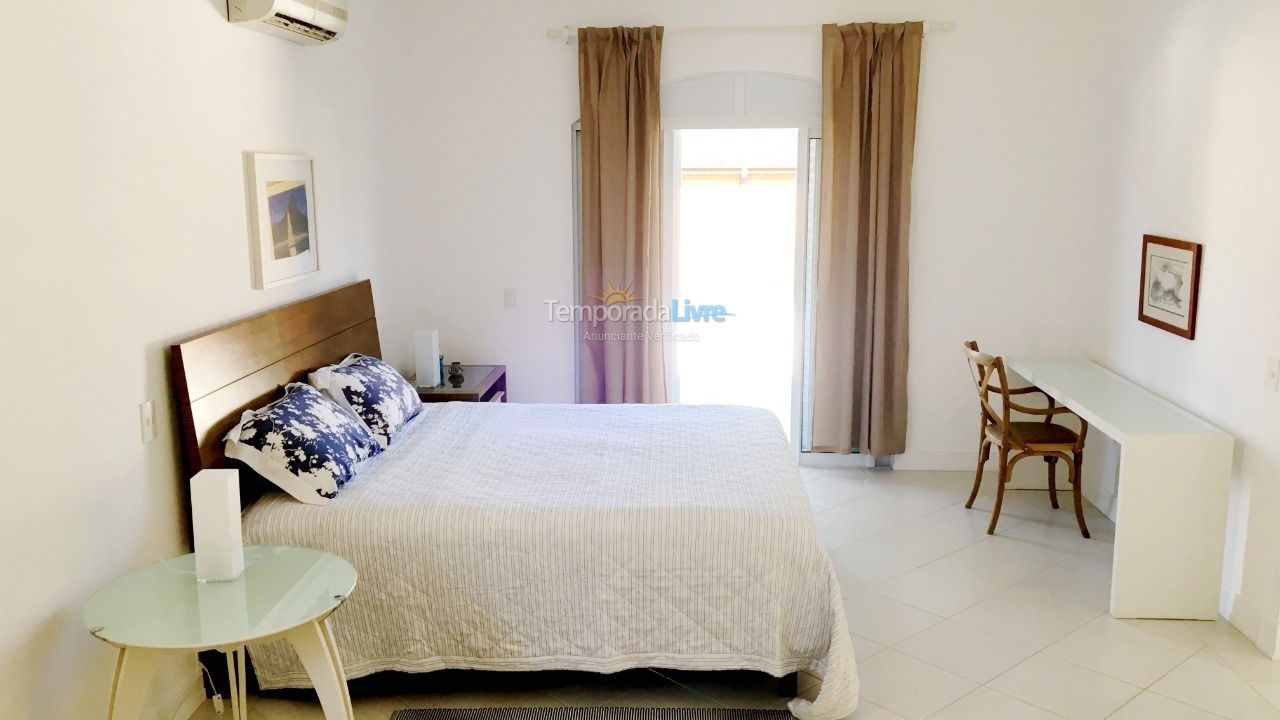 Casa para alquiler de vacaciones em São Sebastião (Praia da Baleia Condomínio Baleares)