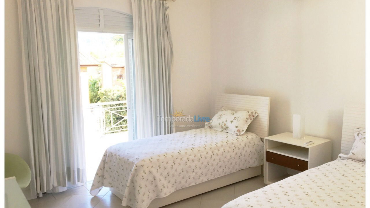 Casa para alquiler de vacaciones em São Sebastião (Praia da Baleia Condomínio Baleares)
