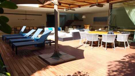 Oceanfront condominium, 5 suites, private pool, Baleia.