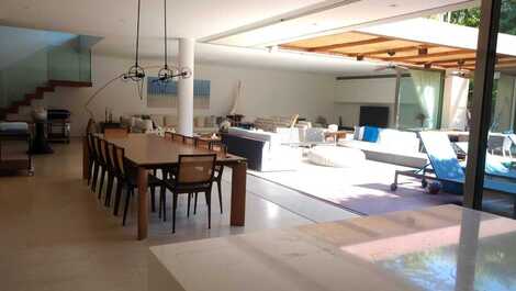 Oceanfront condominium, 5 suites, private pool, Baleia.