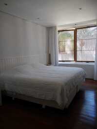 Oceanfront condominium, 5 suites, private pool, Baleia.