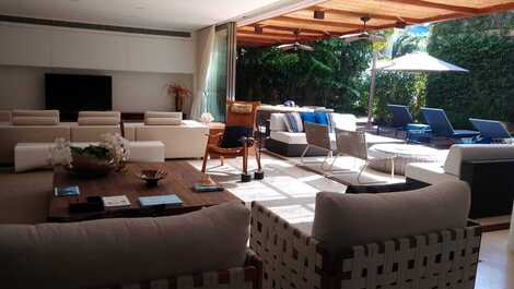 Oceanfront condominium, 5 suites, private pool, Baleia.