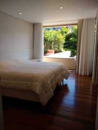 Oceanfront condominium, 5 suites, private pool, Baleia.