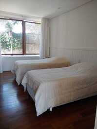 Oceanfront condominium, 5 suites, private pool, Baleia.