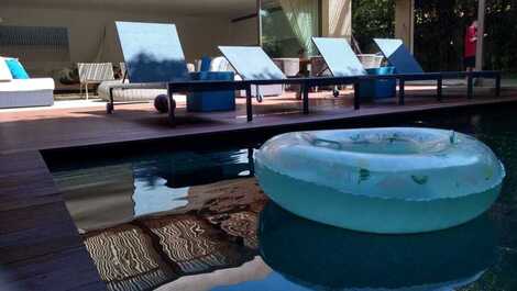 Oceanfront condominium, 5 suites, private pool, Baleia.