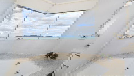 House in Zimbros: Pool and 5 Bedrooms – Just 80m from the Sea!